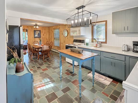 The Rosewood – Vermont Lake Cottage Near Crystal Beach & Killington Skiing - Image 2