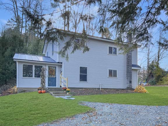 The Rosewood – Vermont Lake Cottage Near Crystal Beach & Killington Skiing - Image 3