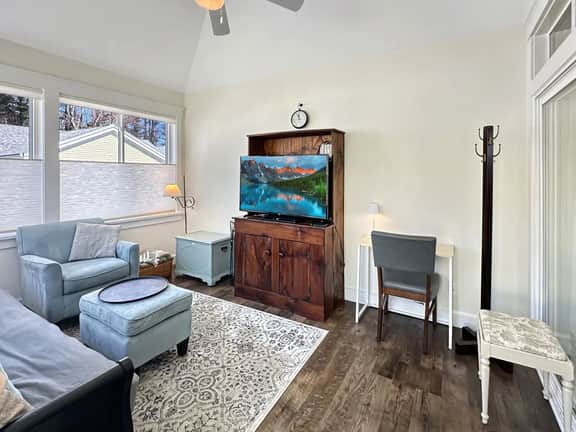 Seaglass Village 206 - Moody Bee - Image 5
