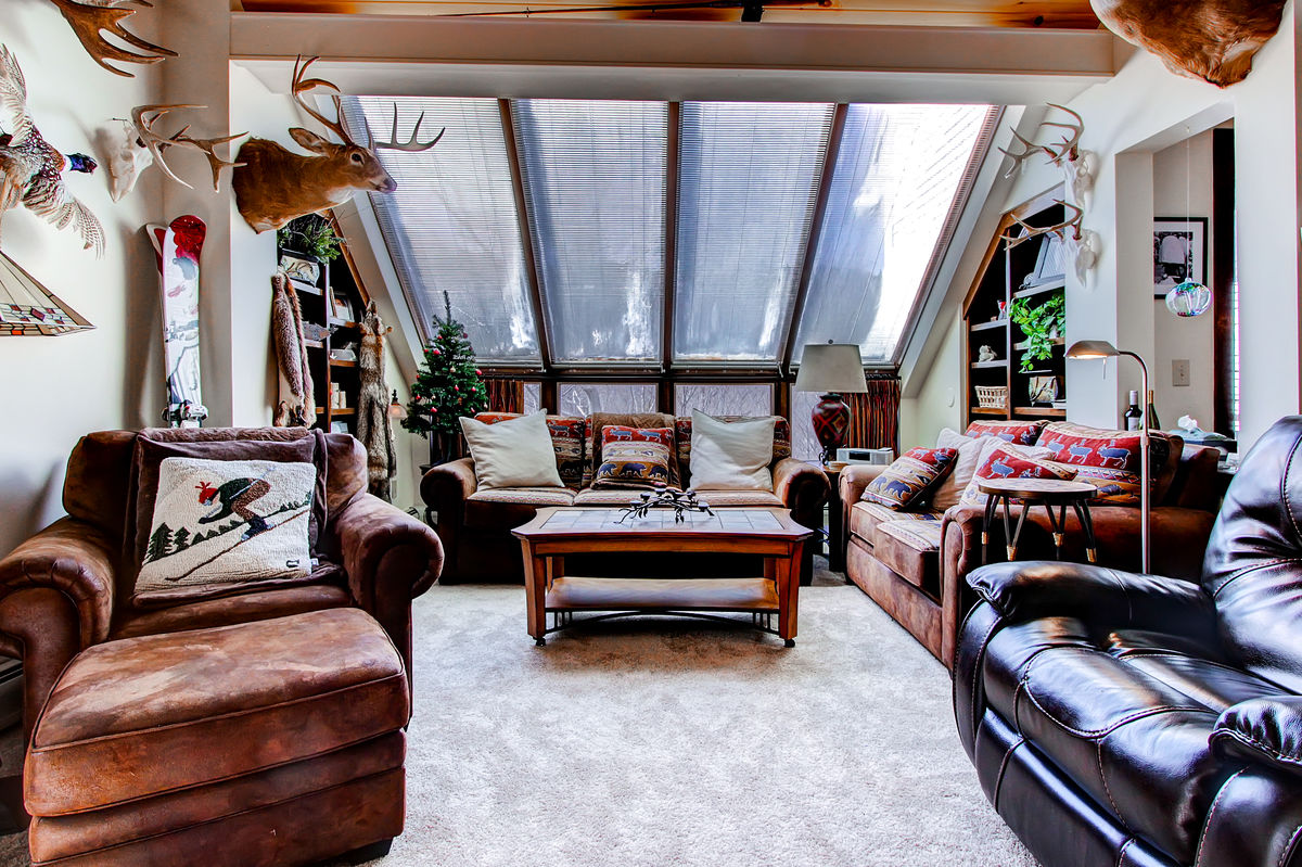 Living Room with Sofas and Arm Chairs in Our Monthly Rentals in Vermont.